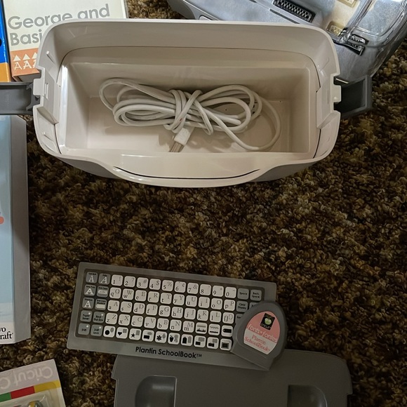 Cricut jukebox and 8 cricut cartridges - Picture 6 of 7